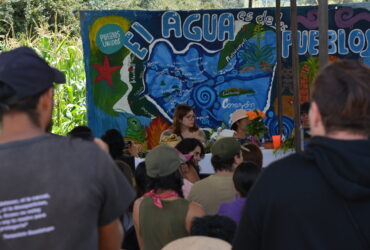 Presenta Carla Escoffié su libro en plantón del basurero