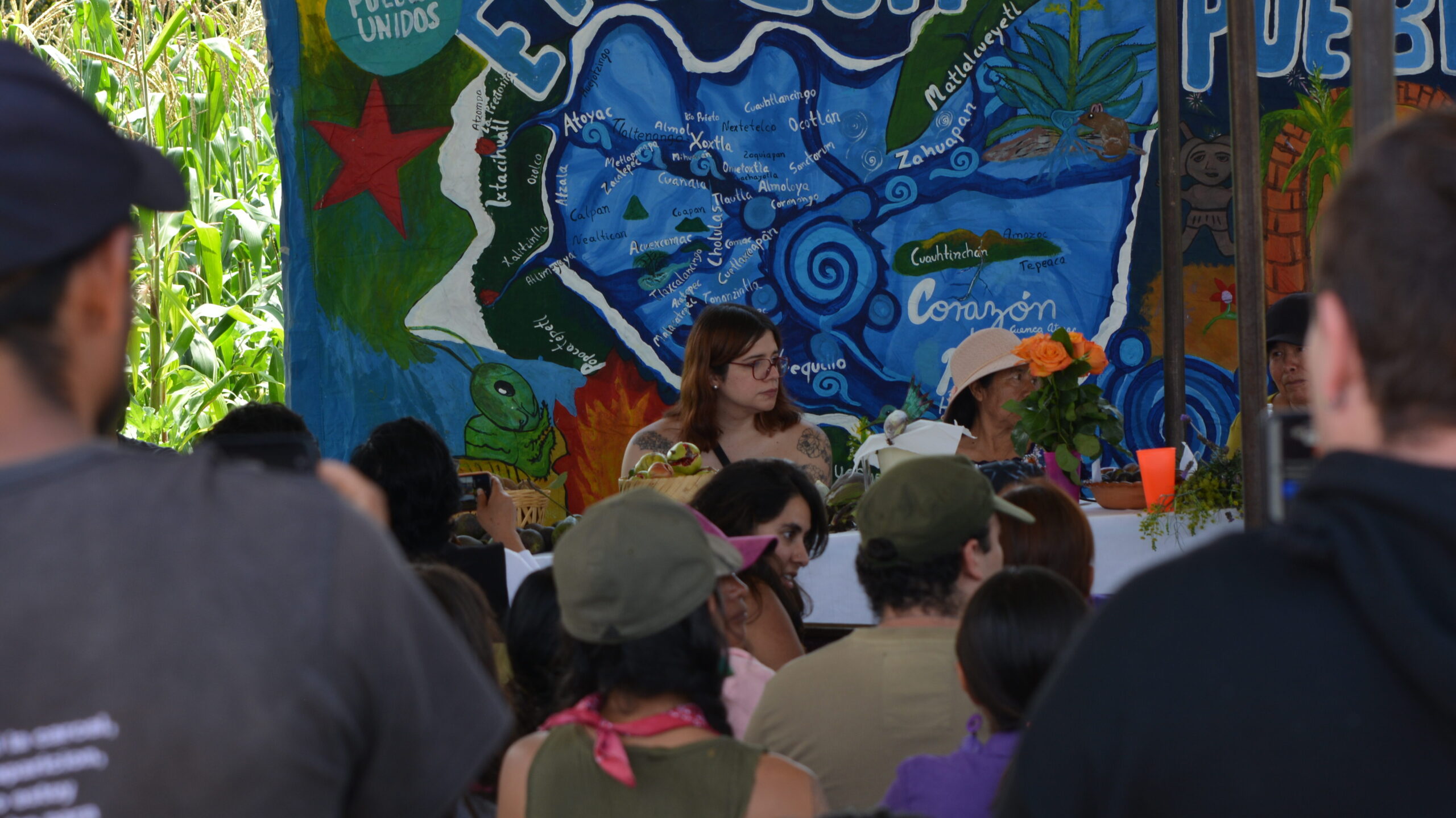 Presenta Carla Escoffié su libro en plantón del basurero