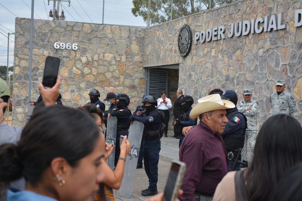 Gobierno intimida a activistas con granaderos