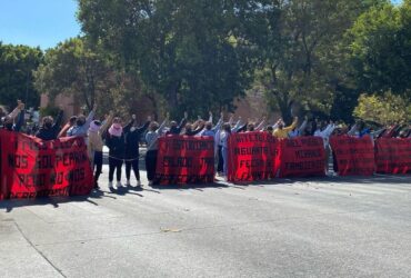 Alumnas de la Normal Rural de Teteles frente a casa aguayo