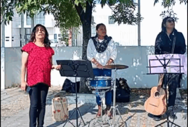 Vera y Toktli Son frente a la Casa de Asistencia Social